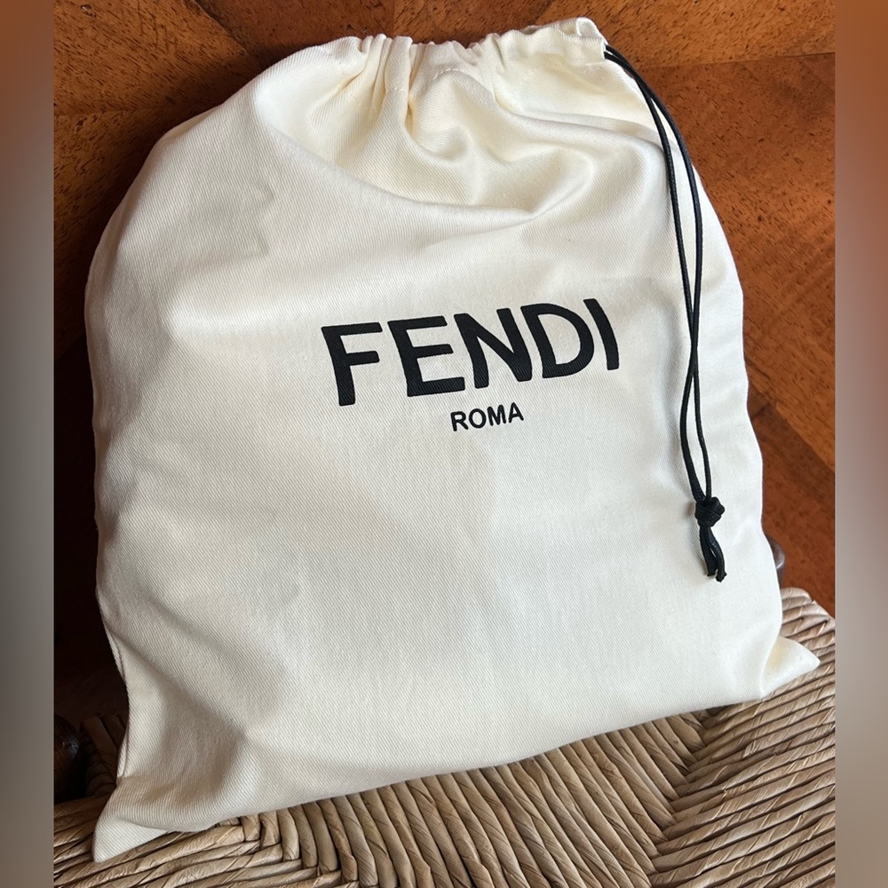 🌟 FENDI 🌟 BAG 🌟 - Picture 2 of 6